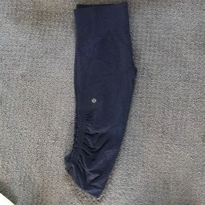 Lululemon Size 6 Navy Crops